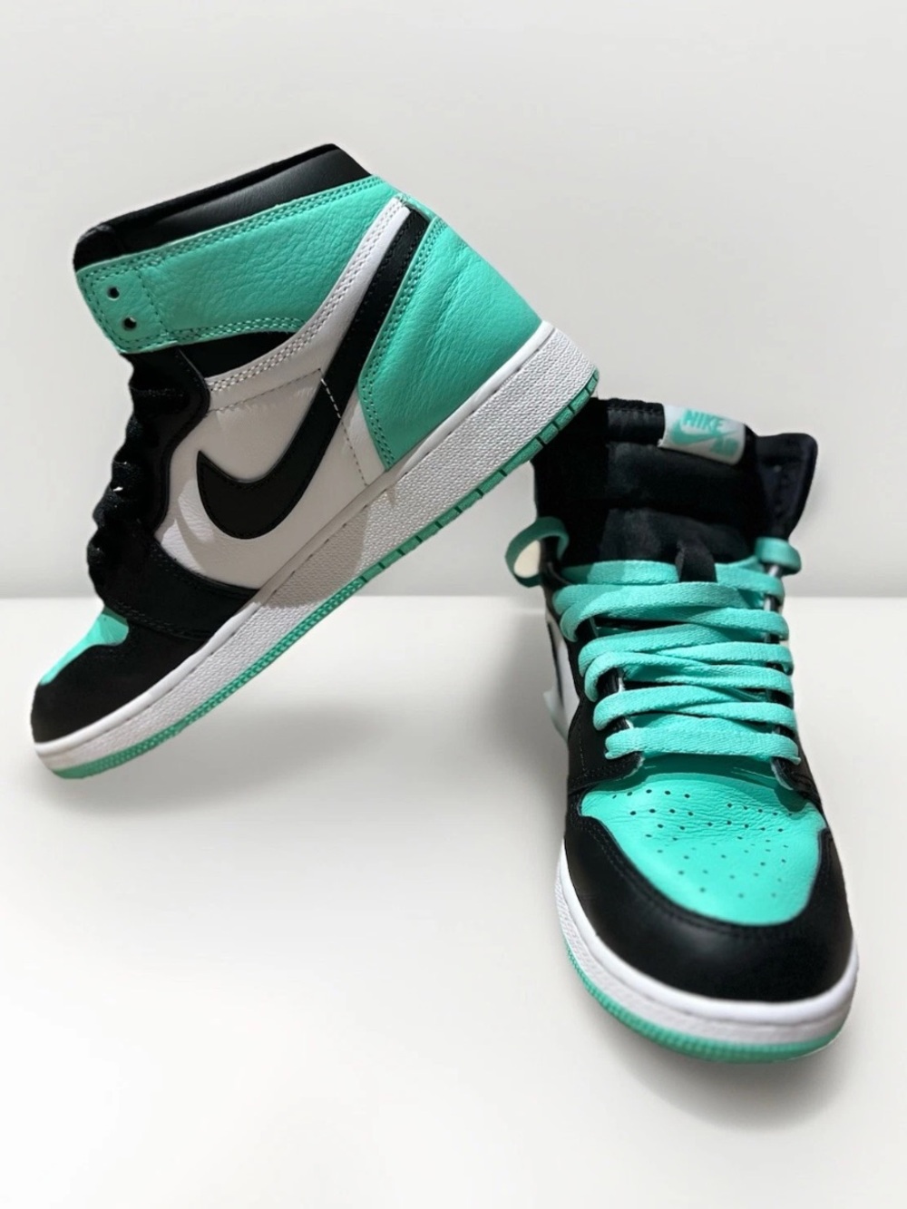 Nike Air Jordan 1 Retro High OG Green Glow Size 7Y